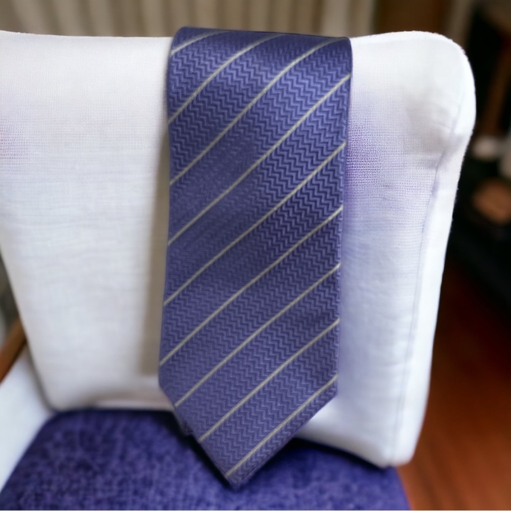 ARMANI Collezioni purple and white tie amazing details 100 silk Italy